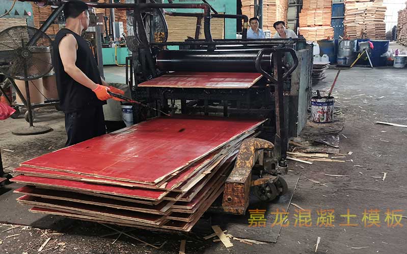 混凝土專用建筑模板生產線實拍